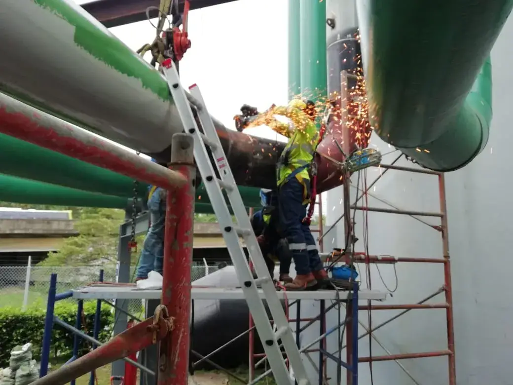 Fabricación, transporte e instalación de tuberías, codos y soportes